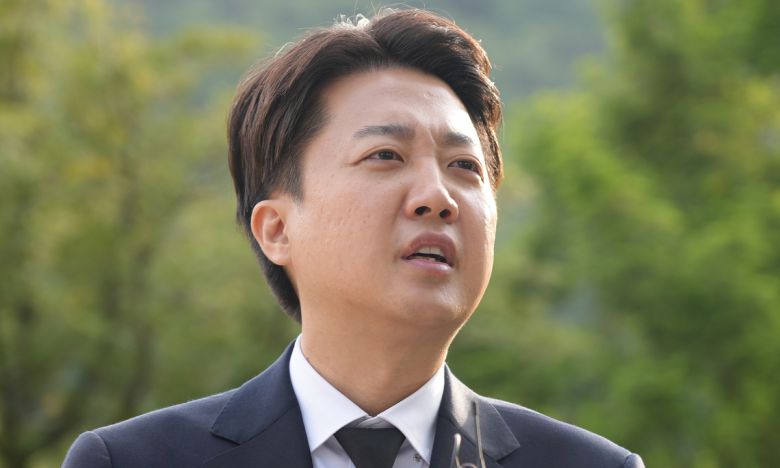 개혁신당 이준석 대선 후보가 23일 경남 김해시 진영읍 봉하마을을 방문, 노무현 전 대통령 묘역을 참배한 뒤 발언하고 있다. 개혁신당 제공