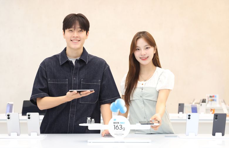 삼성 강남에서 갤럭시 S25 엣지의 163g 초경량 무게를 소개하는 모습. 삼성전자 제공