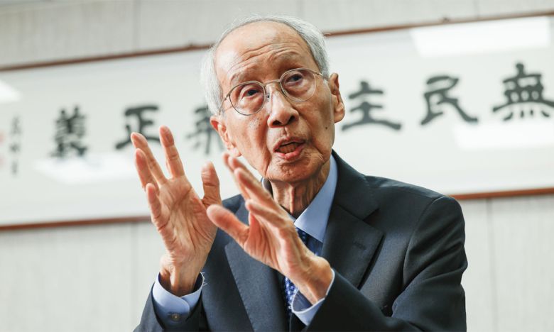 더불어민주당 윤여준 상임총괄선대위원장이 20일 서울 여의도 당사에서 인터뷰를 갖고 이재명 대선 후보의 선거 전략에 대해 설명하고 있다. 최상수 기자