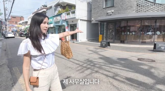 고소영이 직접 운영 중인 송정동 사무실을 최초 공개했다. 유튜브 채널 ‘바로 그 고소영’ 캡처