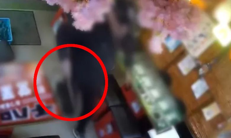 지난 19일 화성시 동탄신도시 동탄호수공원 인근 상가에서 흉기 난동을 벌인 40대 중국인이 경찰에 붙잡혔다. 사진=YTN 보도화면 캡처