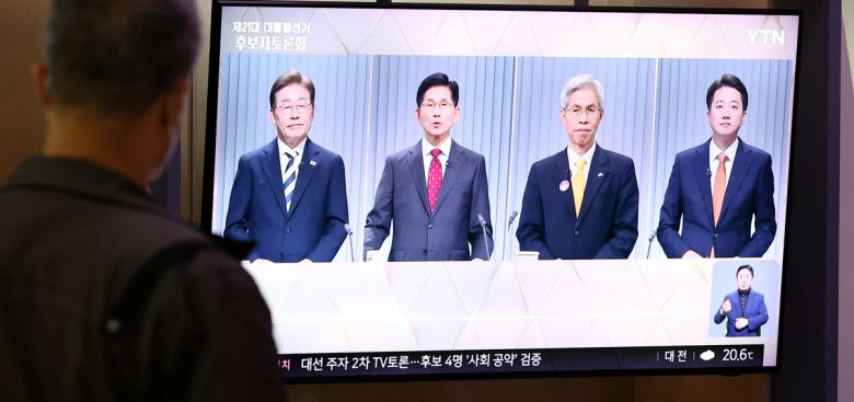 중앙선거방송토론위원회 주관 제21대 대통령선거 2차 후보자 토론회가 열린 23일 서울역 대합실에서 시민이 토론회를 시청하고 있다.   뉴시스