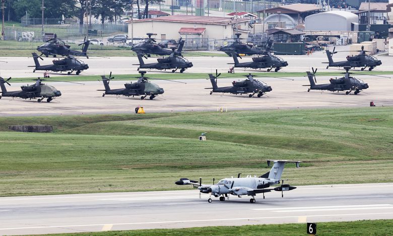 미국 언론이 미국 정부가 주한미군 감축을 검토하고 있다고 보도한 23일 경기도 평택시 캠프 험프리스에서 RC-12X 가드레일 정찰기가 이동하고 있다. 평택=연합뉴스