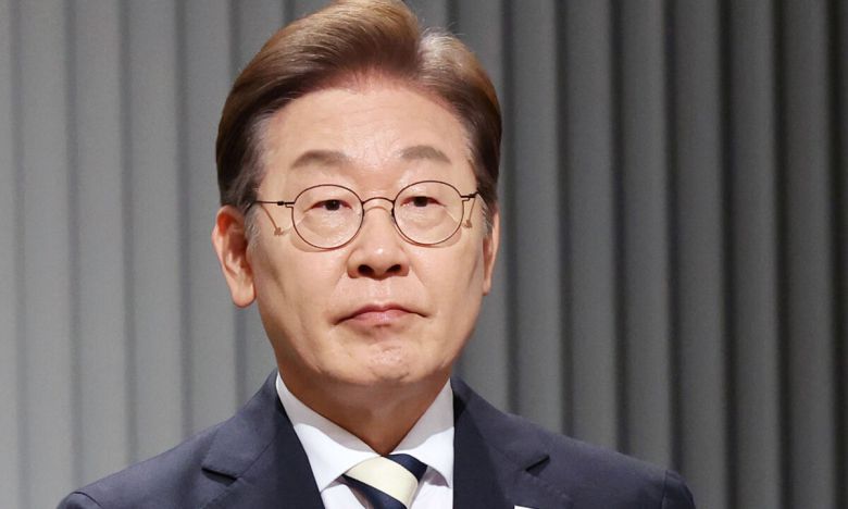 이재명 더불어민주당 대선후보가 23일 서울 영등포구 KBS본관 스튜디오에서 열린 중앙선거방송토론위원회 주관 제21대 대통령선거 2차 후보자 토론회 준비를 하고 있다. 국회사진기자단