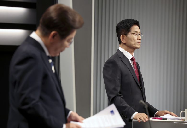 김문수 국민의힘 대선후보가 23일 서울 영등포구 KBS본관 스튜디오에서 열린 중앙선거방송토론위원회 주관 제21대 대통령선거 2차 후보자 토론회 준비를 하고 있다. 왼쪽은 이재명 더불어민주당 후보.    국회사진기자단