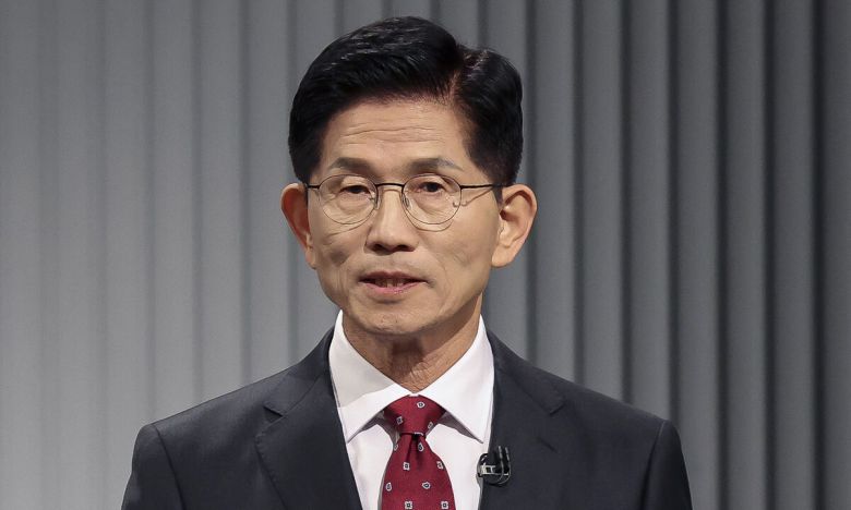 김문수 국민의힘 대통령 후보가 23일 서울 영등포구 KBS본관 스튜디오에서 중앙선거방송토론위원회 주관 제21대 대통령선거 2차 후보자 토론회 준비를 하고 있다. 국회사진기자단