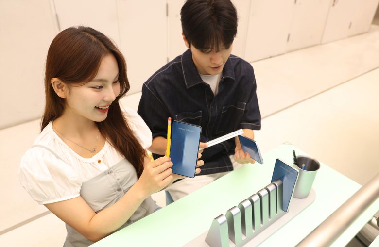 삼성 강남의 ‘갤럭시 스튜디오’에서 갤럭시 S25 엣지의 초슬림 두께를 체험하는 모습. 삼성전자 제공