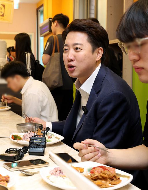 개혁신당 이준석 대선 후보가 24일 서울 동작구 한 한식 뷔페에서 공시생들과 식사를 하며 대화하고 있다. 뉴시스