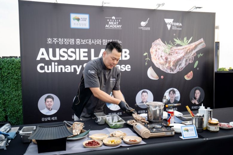지난 22일 서울 영등포구 글래드 호텔에서 열린 호주축산공사 ‘호주청정램 쇼케이스’에서 이정현 셰프가 신메뉴를 시연하고 있다.