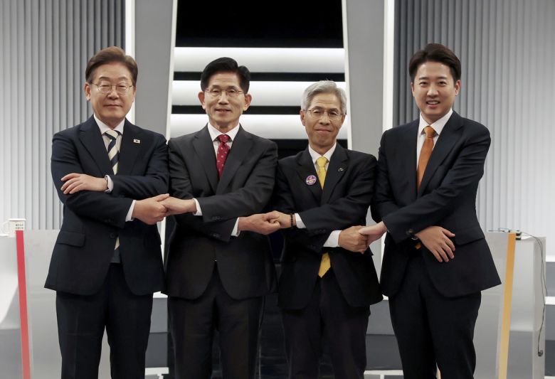 23일 서울 영등포구 KBS본관 스튜디오에서 열린 중앙선거방송토론위원회 주관 제21대 대통령선거 2차 후보자 토론회 시작에 앞서 각 정당 대선후보들이 기념촬영을 하고 있다. 왼쪽부터 이재명 더불어민주당, 김문수 국민의힘, 권영국 민주노동당, 이준석 개혁신당 대선후보.   국회사진기자단