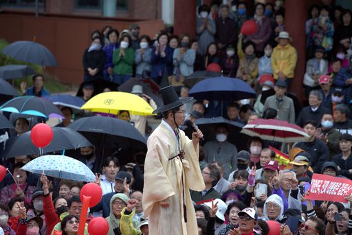국민의힘 김문수 대통령 후보가 24일 경북 안동 웅부공원에서 가진 유세에서 도포를 입고 유세하고 있다. 뉴스1