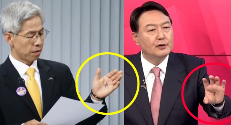 (왼쪽부터) 지난 23일 대선후보 2차 TV토론에 참석한 권영국 민주노동당 대선 후보의 손바닥에 ‘백성 민(民)’ 한자가 적힌 모습. / 국민의힘 경선후보자 5차인 2021년 10월5일 방송토론에 참석한 윤석열 전 대통령 손바닥에 ‘임금 왕(王)’ 한자가 적힌 모습. TV토론회 화면 캡쳐