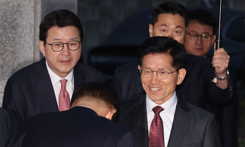 국민의힘 김문수 대선 후보가 24일 대구 달성군 박근혜 전 대통령 사저 앞에서 박 전 대통령을 예방하기 위해 이동하고 있다. 연합뉴스