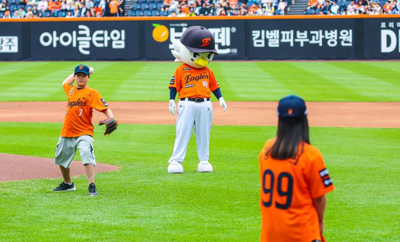 차병원 난임센터를 통해 태어난 쌍둥이 남매 강근태 군과 강다희 양이 시구와 시타를 하고 있다.
