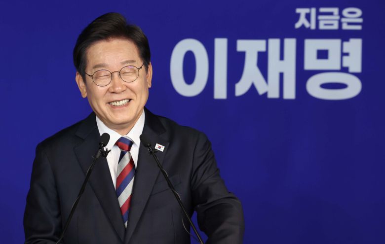 더불어민주당 이재명 대선후보가 25일 서울 여의도 민주당사에서 열린 기자간담회에서 질문에 답하다 웃고 있다. 허정호 선임기자