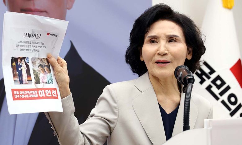 국민의힘 김문수 대선 후보의 배우자 설난영 여사가 지난 21일 서울 여의도 중앙당사 다목적홀에서 열린 여성본부 필승결의대회에서 자신의 결혼사진을 들고 인사말을 하고 있다. 뉴시스