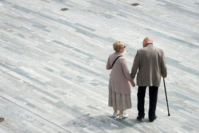 2015년 8월24일 스위스 취리히에서 한 노부부가 젝세로이텐 광장 위를 걸어가고 있다. EPA