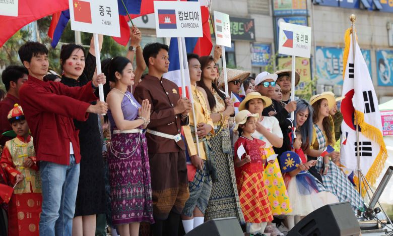 경기 시흥시 주최로 25일 경기 시흥시 정왕동 미관광장(군자천로 332)에서 열린 제18회 세계인의 날 축제에   참가한 각국 교민회 소속 이주민들이 세계의상 퍼레이드를 펼치며 기념촬영하고 있다. 시흥=허정호 선임기자