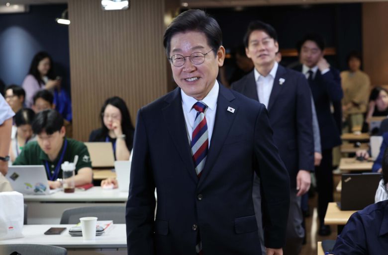 더불어민주당 이재명 대선후보가 25일 서울 여의도 민주당사에서 기자간담회를 갖기 위해 브리핑실로 들어서고 있다. 허정호 선임기자