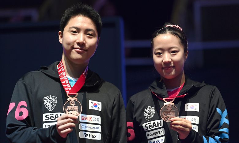 신유빈(오른쪽)과 임종훈이 25일(한국시간) 카타르 도하 루사일 스포츠아레나에서 열린 2025 국제탁구연맹(ITTF) 세계선수권대회 혼합복식 시상식에서 동메달을 걸고 포즈를 취하고 있다. 도하=사진공동취재단