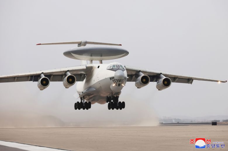 북한이 개발한 조기경보기가 이륙하고 있다. 조선중앙통신·연합뉴스