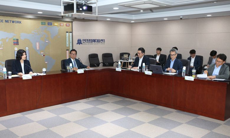 이진숙 방송통신위원회 위원장(왼쪽)이 지난 21일 한국인터넷진흥원(KISA) 서울청사에서 열린 'SKT 사이버 침해사고 관련 이동통신 3사 점검회의'에서 인사말을 하고 있다. 방송통신위원회 제공