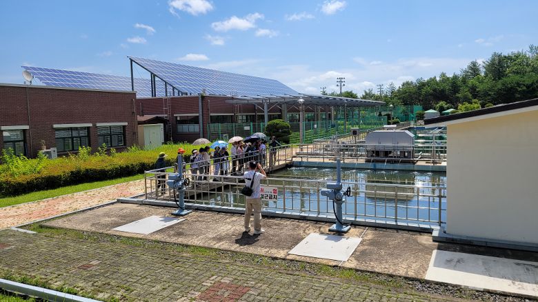 울산 울주군 천상정수장에서 열린 견학프로그램에 참여한 시민들이 울산 수돗물 '고래수'가 정화되는 과정을 살펴보고 있다. 울산시 제공
