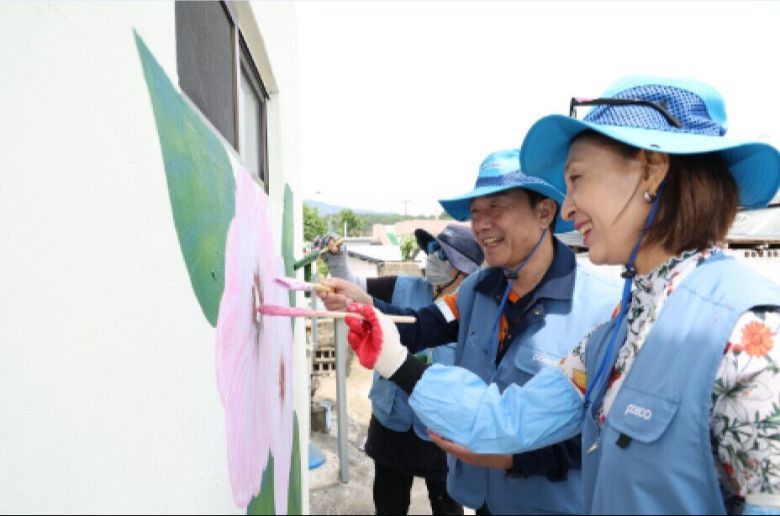 포항제철소 이동렬 소장이 벽화 그리기 봉사활동을 펼치고 있다.