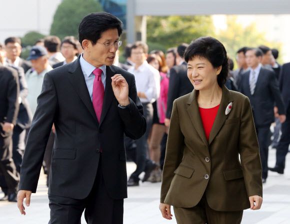 2012년 새누리당(국민의힘 전신) 박근혜 당시 대선 후보가 경기도청을 방문, 김문수 당시 경기도지사와 대화를 나누며 꿈나무안심학교로 걸어가고 있다. 연합뉴스