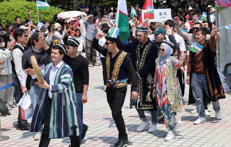25일 경기 시흥시 정왕동 미관광장(군자천로 332)에서 열린 제18회 세계인의 날 축제에 참가한   우즈베키스탄 교민회 소속 이주민들이 세계의상 퍼레이드를 펼치고 있다. 시흥=허정호 선임기자