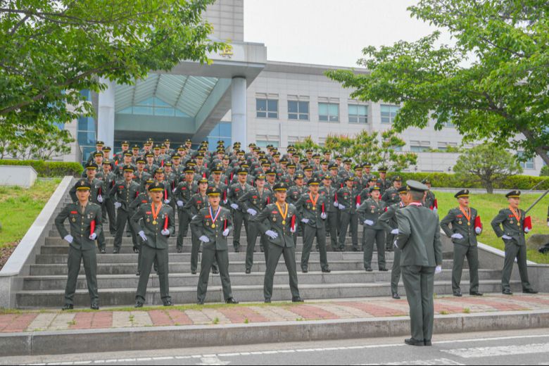 지난 23일 해병대 교육훈련단에서 열린 부사관 410기 임관식에서 후보생들이 군가를 제창하고 있다.