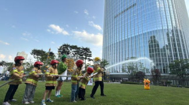 소방안전교육에 참여한 아동들이 화재 진압 훈련을 하고 있다. 롯데물산 제공