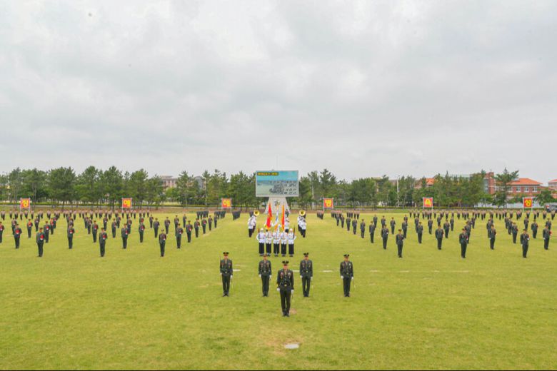 지난 23일 해병대 교육훈련단에서 열린 부사관 410기 임관식에서 후보생들이 행사연병장에 도열하고 있다.