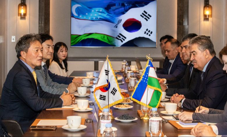 23일 서울 롯데호텔에서 열린 ‘우르겐치공항 개발사업 협력을 위한 업무협약(MOU)’에 체결 전에 인천국제공항공사 이학재 사장(왼쪽)과 우즈베키스탄 라마토프 아칠바이 부총리가 인사를 나누고 있다.