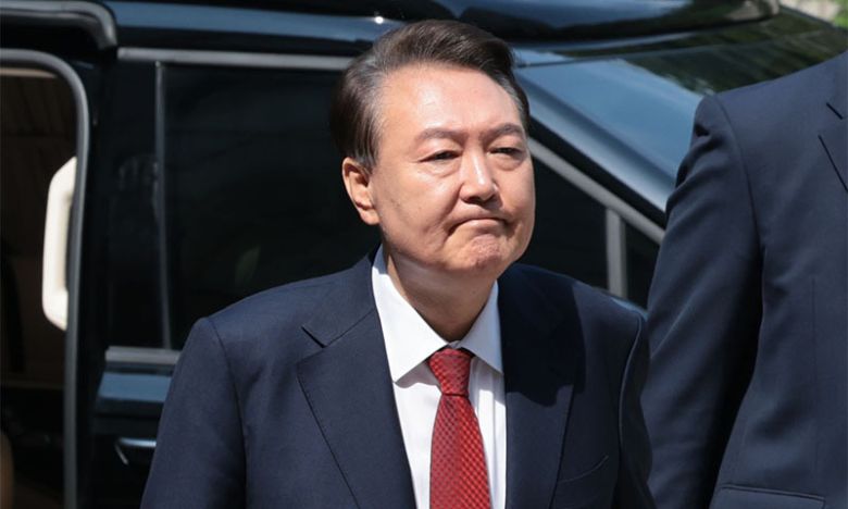 윤석열 전 대통령이 26일 서울 서초구 서울중앙지방법원에서 열린 내란 우두머리·직권남용 권리행사 방해 혐의 사건 5차 공판에 출석하고 있다. 사진공동취재단