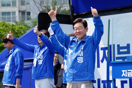 더불어민주당 이재명 대선후보가 26일 경기 용인시 단국대학교 죽전캠퍼스 정문 앞에서 유세하고 있다. 뉴스1