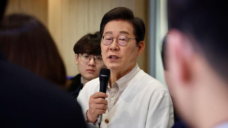 더불어민주당 이재명 대선 후보가 26일 경기 수원시 영통구 아주대학교 혁신공유라운지에서 청년 정책을 논의하기 위해 대학생들과 간담회를 하고 있다. 공동취재