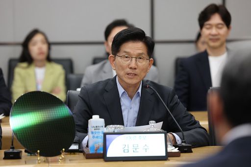 김문수 국민의힘 대통령 후보가 26일 경기 평택시 삼성전자 평택캠퍼스를 방문해 간담회를 갖고 인사말을 하고 있다. 뉴스1