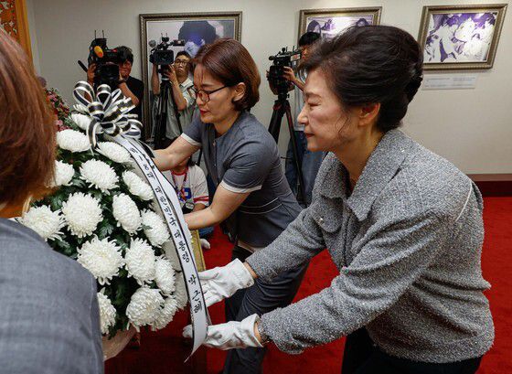 박근혜 전 대통령이 27일 오전 경북 구미시 상모동에 있는 박정희 전 대통령 생가를 방문해 추모관에서 헌화하고 있다. 연합뉴스