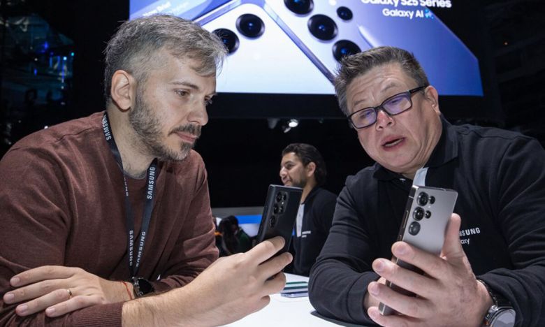 올해 1월 미국 캘리포니아주 새너제이에서 열린 ‘갤럭시 언팩 2025’에서 관람객이 갤럭시S25 시리즈를 체험하고 있다. 삼성전자 제공