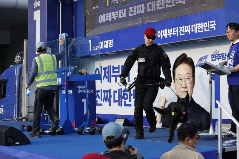 21일 오후 이재명 더불어민주당 대통령 후보의 유세가 예정된 인천 계양구 계양역에서 경호원을 비롯한 관계자들이 단상에 방탄유리를 설치하고 있다. 인천=뉴스1