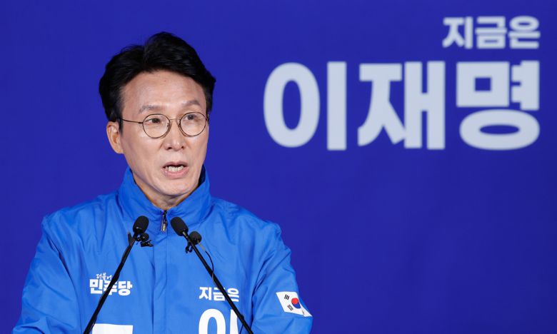 김민석 더불어민주당 상임공동선대위원장이 27일 서울 여의도 중앙당사에서 이낙연 새미래민주당 상임고문과 김문수 국민의힘 대통령 후보의 개헌·공동정부 구성 연대 선언을 비판하고 있다. 뉴스1