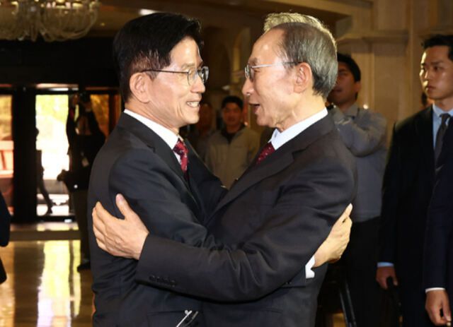 국민의힘 김문수 대선후보(왼쪽)와 이명박 전 대통령이 27일 서울 여의도의 한 호텔에서 인사를 나누고 있다. 뉴스1