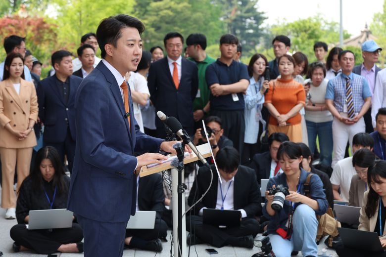 개혁신당 이준석 대선 후보가 27일 서울 여의도 국회에서 국민의힘 김문수 후보와의 단일화에 대한 거부 입장을 거듭 밝히고 있다. 연합뉴스