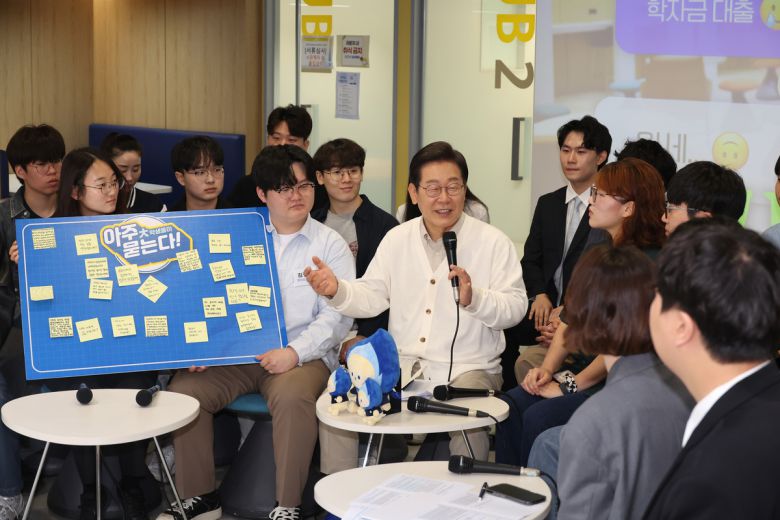 이재명 더불어민주당 대통령 후보가 26일 경기 수원시 아주대학교를 찾아 '아주대와 함께하는 아주 특별한 대학생 간담회'를 하고 있다. 공동취재