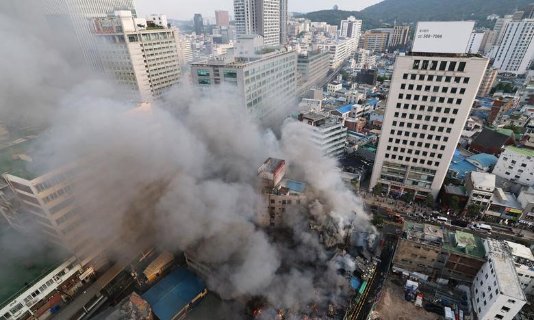 28일 오후 서울 중구 을지로 세운상가 인근 재개발 예정지구에서 화재가 발생해 소방대원들이 화재를 진압하고 있다. 뉴스1