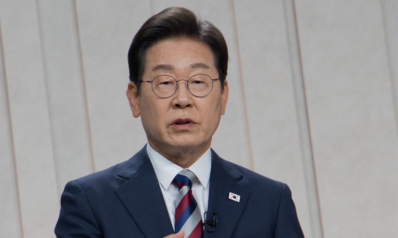 이재명 더불어민주당 대통령 후보가 27일 서울 상암 MBC스튜디오에서 열린 21대 대선후보 3차 토론회에서 토론 준비를 하고 있다. 뉴스1