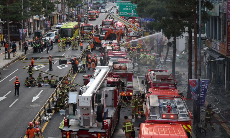 28일 오후 서울 중구 을지로 세운대림상가 인근의 한 건물에서 화재가 발생해 을지로3~4가 도로가 통제되고 있다. 뉴시스