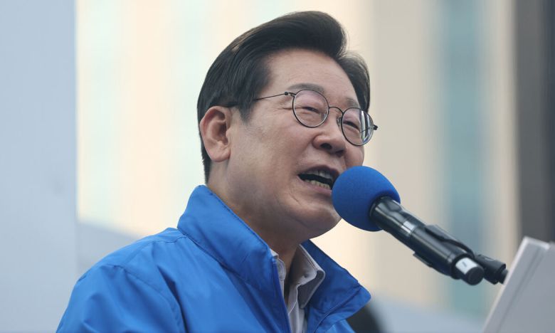 더불어민주당 이재명 대선 후보가 28일 서울 광진구 어린이대공원 정문 앞에서 열린 광진구·중랑구 집중 유세에서 지지를 호소하고 있다. 연합뉴스