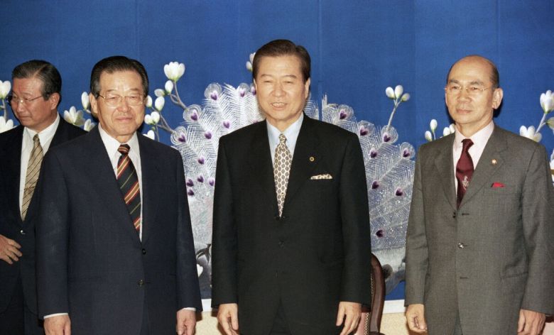 대통령 선거를 앞둔 1997년 11월 이른바 ‘DJP 연합’ 결성에 합의한 직후 한 자리에 모인 김종필 전 국무총리(왼쪽부터), 김대중 전 대통령, 박태준 전 국무총리. DJP 연합에 박태준도 합류하면서 혹자는 박태준의 이름 첫 글자 이니셜까지 포함시켜 ‘DJT 연합’이라고 부르기도 했다. 세계일보 자료사진